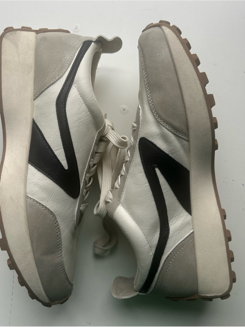 Dolce Vita Beige Casual Sneakers with Blue Accent Size 9.5